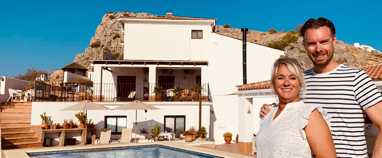 Yvonne en Patrick staan voor hun Bed & Breakfast in Zuid-Spanje
